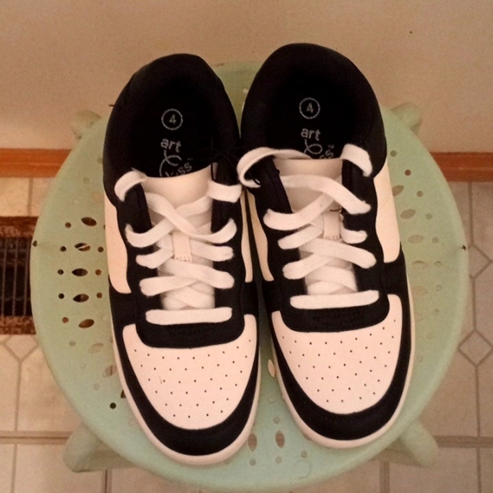 Tennis shoes